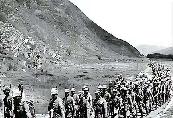 1938年，日军从青岛登陆胶东半岛，像蝗虫过境般蚕食烟台、威海。八路军第三军第一