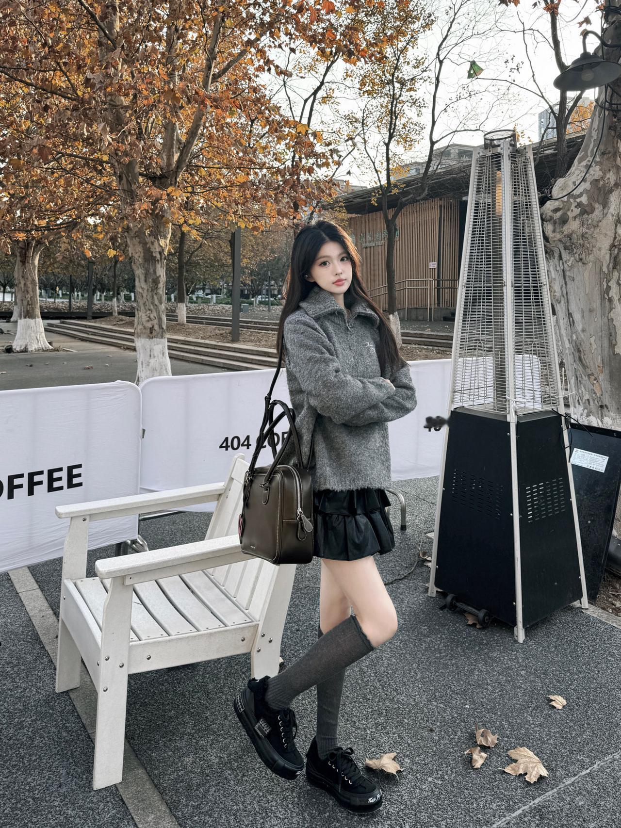 在这个落叶像雪的季节🍂|||🍁枫叶季的今日穿搭分享灰色毛绒半拉链卫衣➕蛋糕