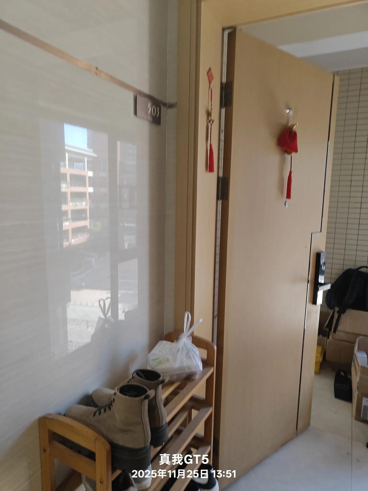 我有个女同事，是被列入失信名单的人。之前法院不仅限制她不能高消费，还把她的银行卡