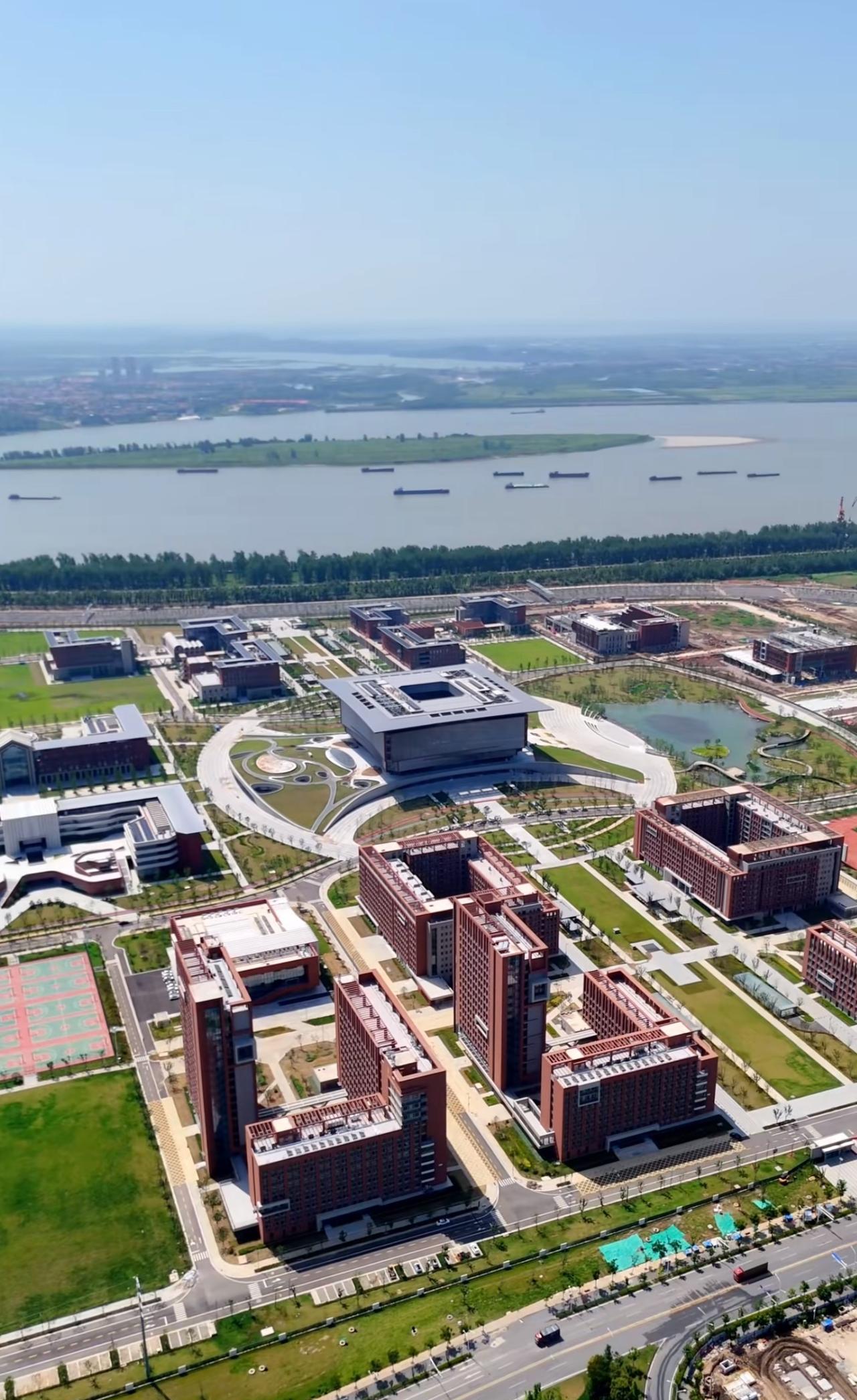 长江之畔，大军山下，这里就是华中科技大学军山校区!