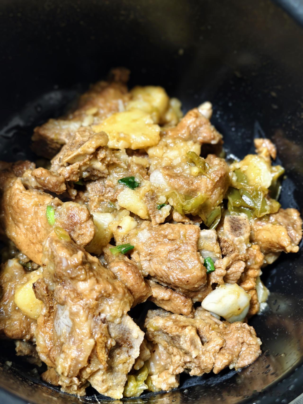 今天晚饭差点忘记发了：排骨炖土豆、韭黄炒蛋、青椒炒豆芽！炖排骨建议加点青椒会