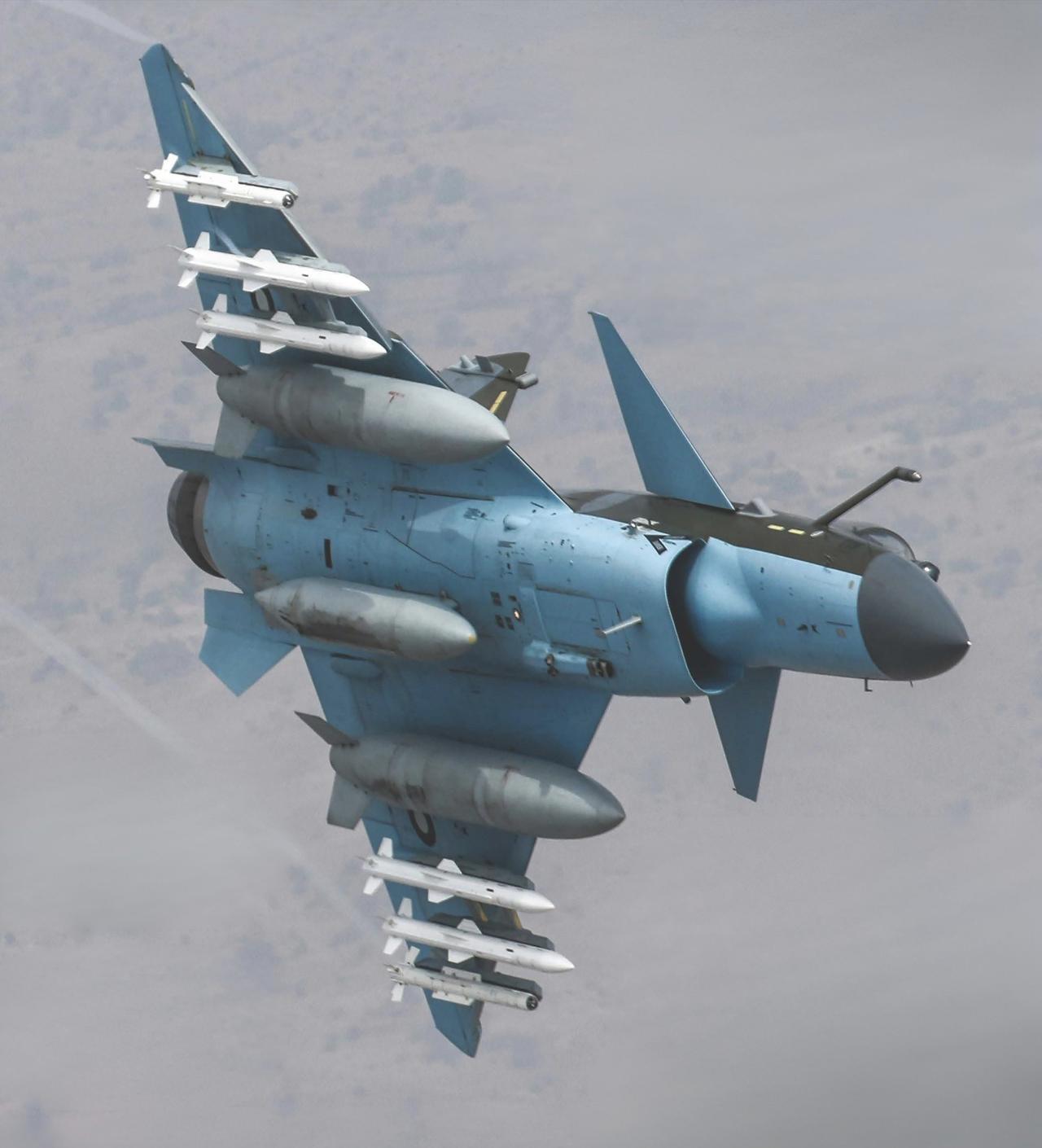 这个挂载模式下的歼-10CE战斗机，作战半径堪比重型战斗机！图为歼-10CE