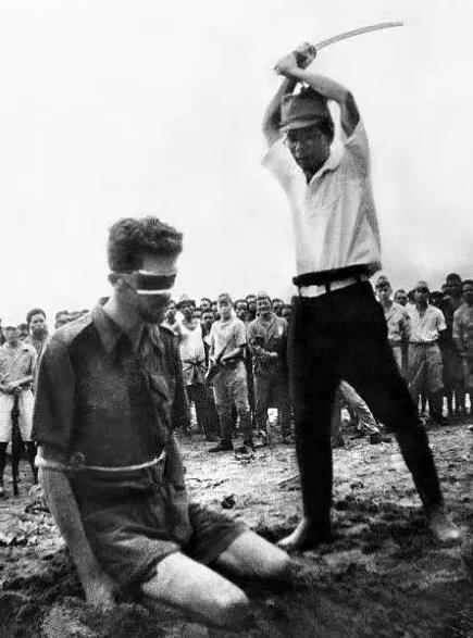 1944年，美军在日军尸体上发现了日军挥刀斩首澳大利亚陆军中士伦纳德的照片。照片
