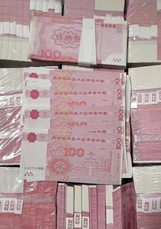 湖南醴陵，82岁的张大爷扛着170万元的“现金”，千里迢迢赶到银行存款，没想到打