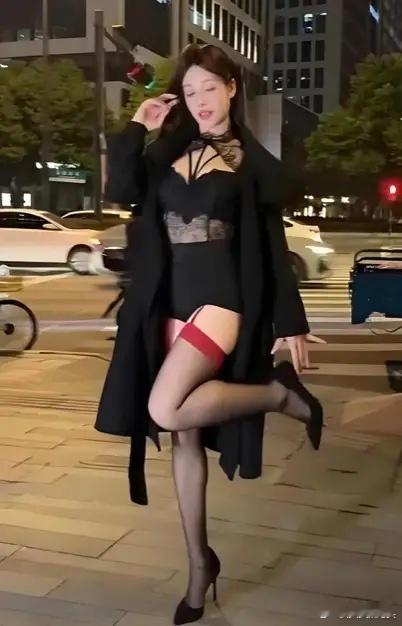 再次刷到吴柳芳的视频，她真的变了。前体操世界冠军吴柳芳，拿过31枚奖牌，却凑不齐