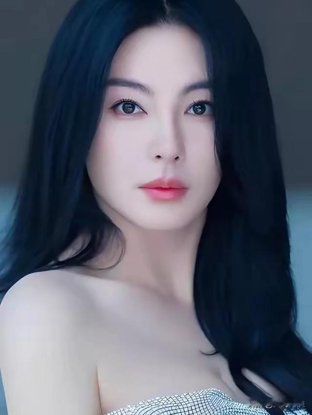 中国诗人为演员张雨绮写的一首“藏头诗”：雨绮彩虹！雨润大地绽芳华绮云飞舞映