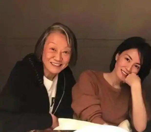 王菲厉害，和老闺蜜在一起不像同龄人，像两代人[捂脸哭][捂脸哭]王菲简直是保养天花