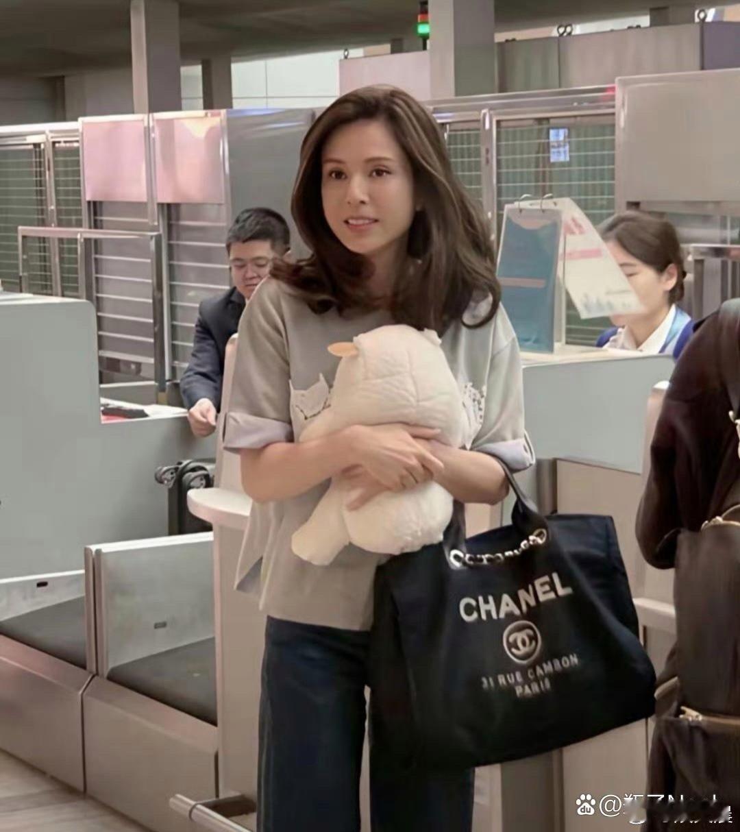 李若彤长胖后的样子也太惊艳了，整个人散发着健康美，说她30岁我都信，60岁的状态