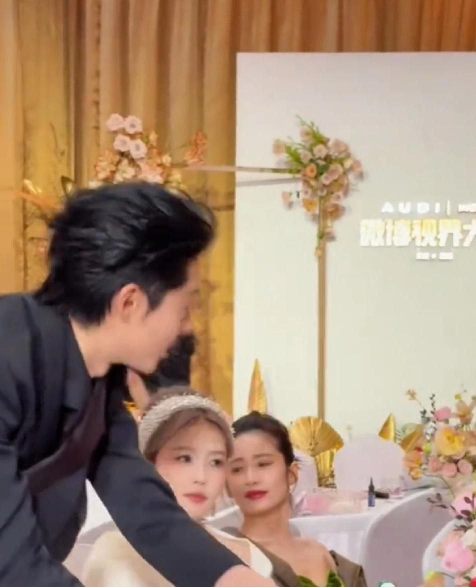 王鹤棣和白鹿后台对戏，没剧本，没导播，两人一抬眼，全场静了。一个演老板训话，一