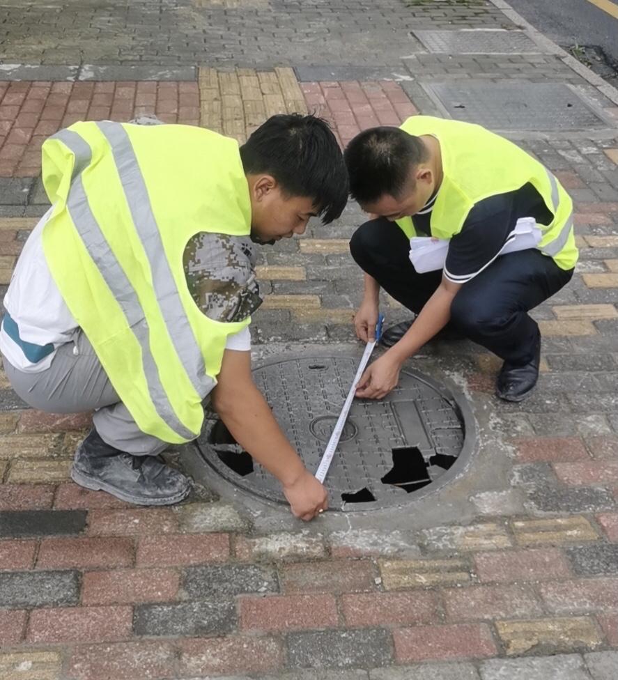 上海某小区突变“井区”居民困惑焦虑近日，上海市某住宅小区突然变身为“井区”
