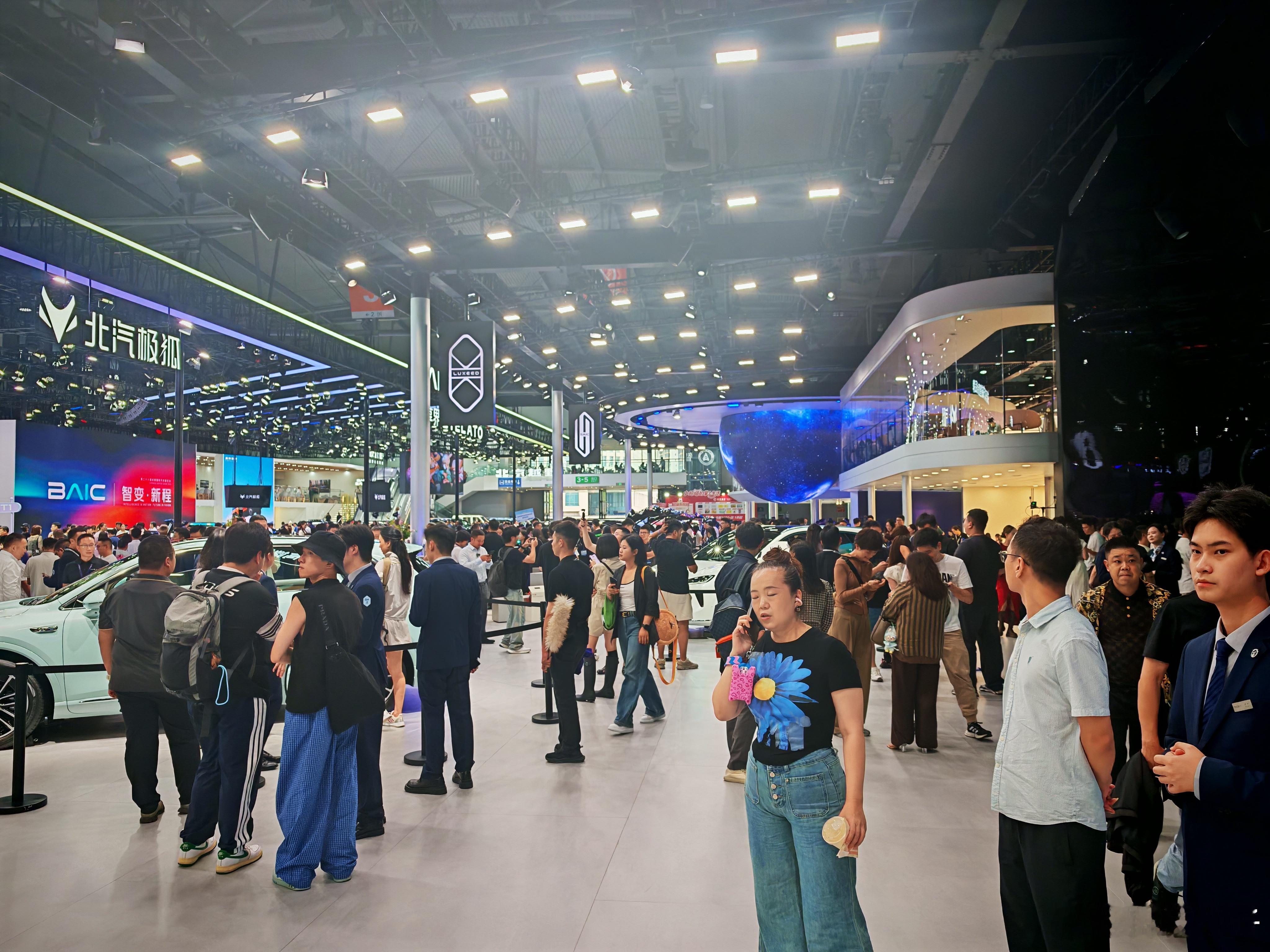 尊界S800亮相成都车展目前正在成都车展，尊界展台看车，确实人山人海，尊界S8