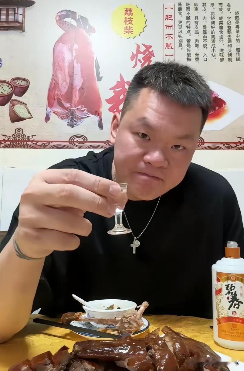 朱芳雨下课后首次露面，个人状态依然轻松自我。昨天刷到朱芳雨在卸任广东男篮总经