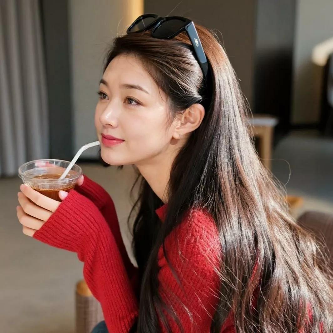 悠闲午后，阳光正好，咖啡相伴，心情愉悦。秋日里的咖啡馆居家浪漫下午茶日常咖啡