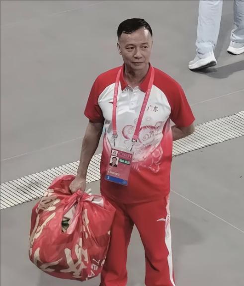 真的是要笑麻了，何教练就这么用一个红色布子把婵宝的宝贝娃娃们水灵灵包走了 近