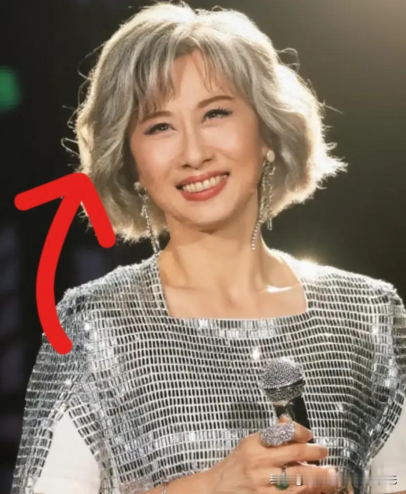 叶倩文64岁了，外表看上去跟普通老太太没什么区别，但是她体力和精力丝毫不输年轻人
