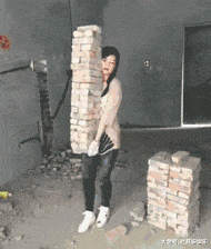 搞笑GIF: 妹子登高拍风景, 奈何大风不正经