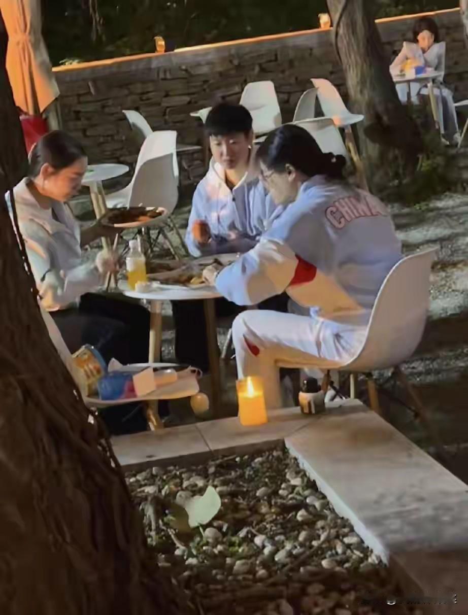 今晚北京大满贯抽签仪式后的晚宴，莎莎和佳佳，康复师任姐在一起吃饭，莎莎两手插