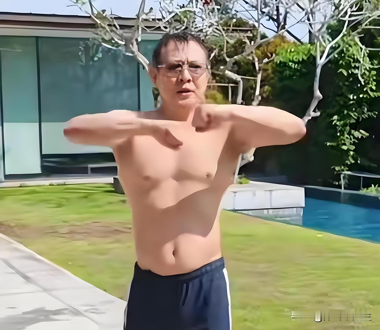 李连杰终于和甄子丹身材一样了。李连杰年轻时候的身材，并没有甄子丹那样健壮，甄子