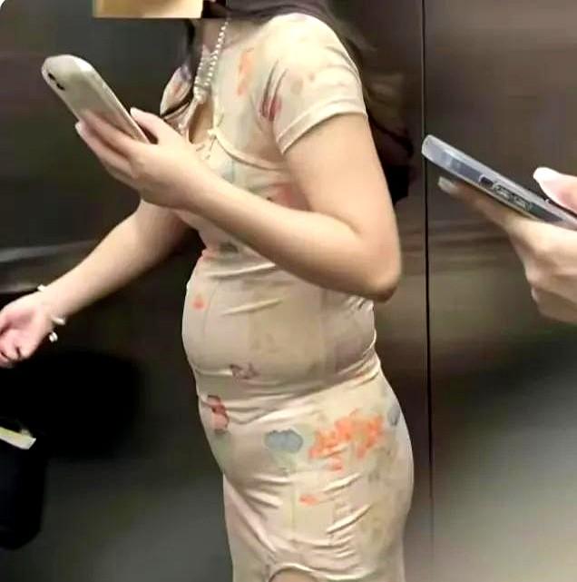前几天刚到的旗袍裙，今天美滋滋穿上逛街，还寻思能美一把呢。结果吃顿饭，肚子就跟