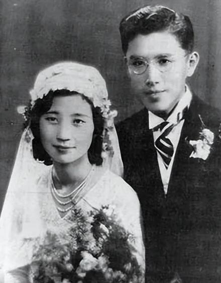 1993年，91岁的周培源散步回家后觉得有点累，他像往常一样，贴在妻子耳旁说“我