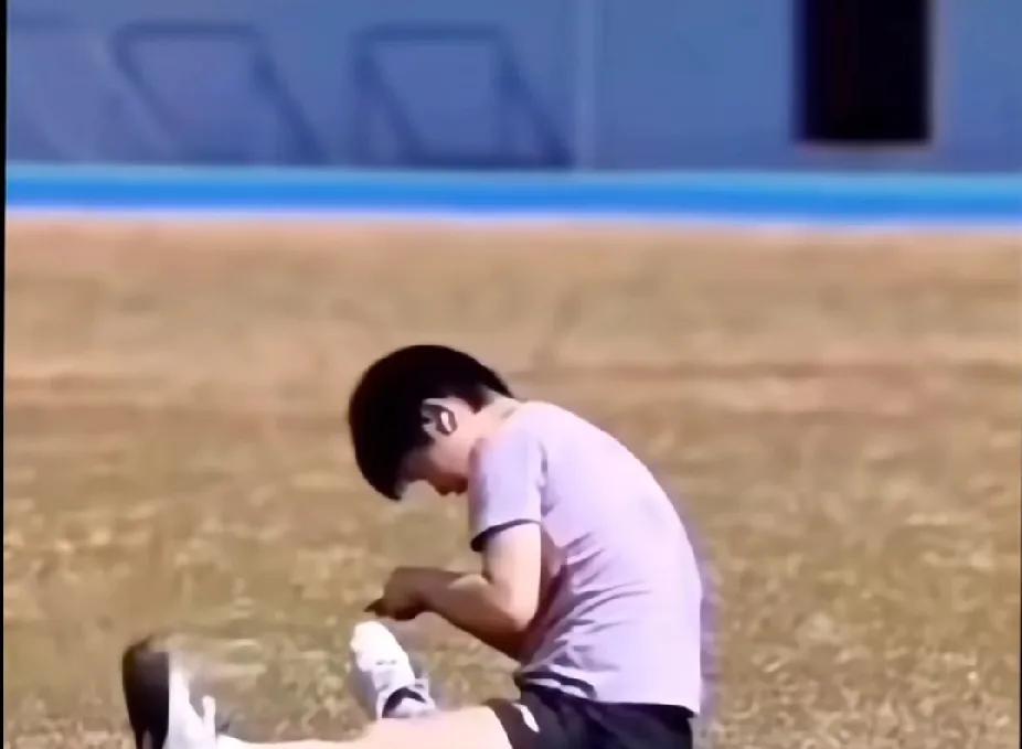可爱莎！被“罚跑”后草坪上乖巧一坐赛场上杀伐果断的小魔王，这会儿像个被“教训”