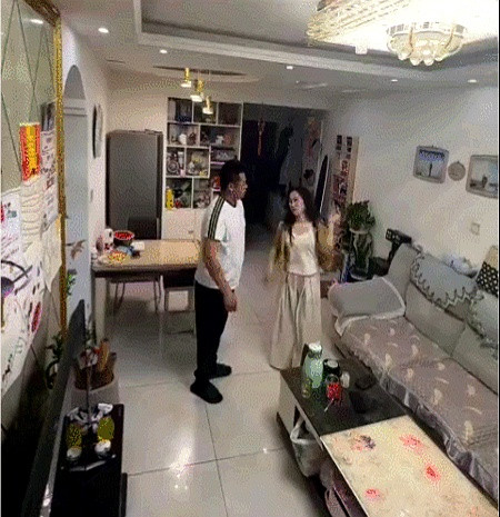 两口子吵架，吵着吵着就动手了。妻子一顿组合拳，丈夫一声不吭全接下来了。这