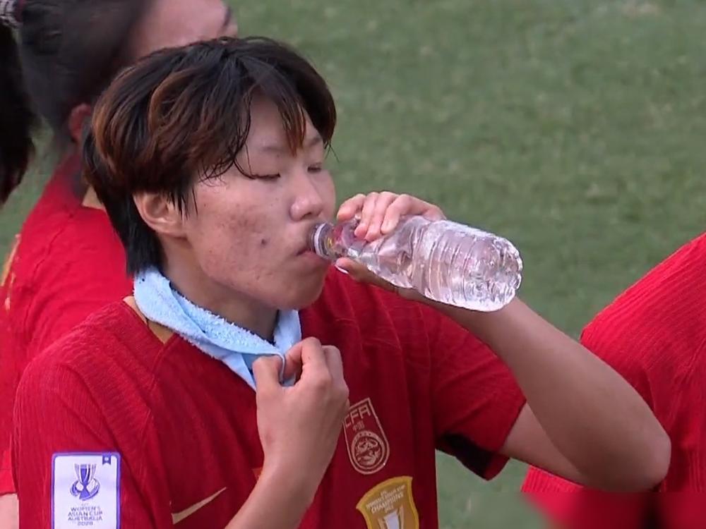 裁判盯着王霜的胳膊看了4分钟，全场都以为是手球，结果VAR给出的理由，让你想砸电