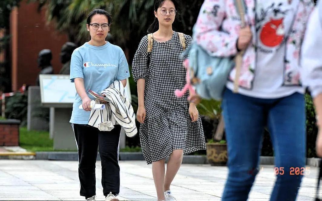 精英女性出逃计划？奶茶妹妹的松弛感暗藏反内卷密码当全网还在围观章泽天剑桥毕业