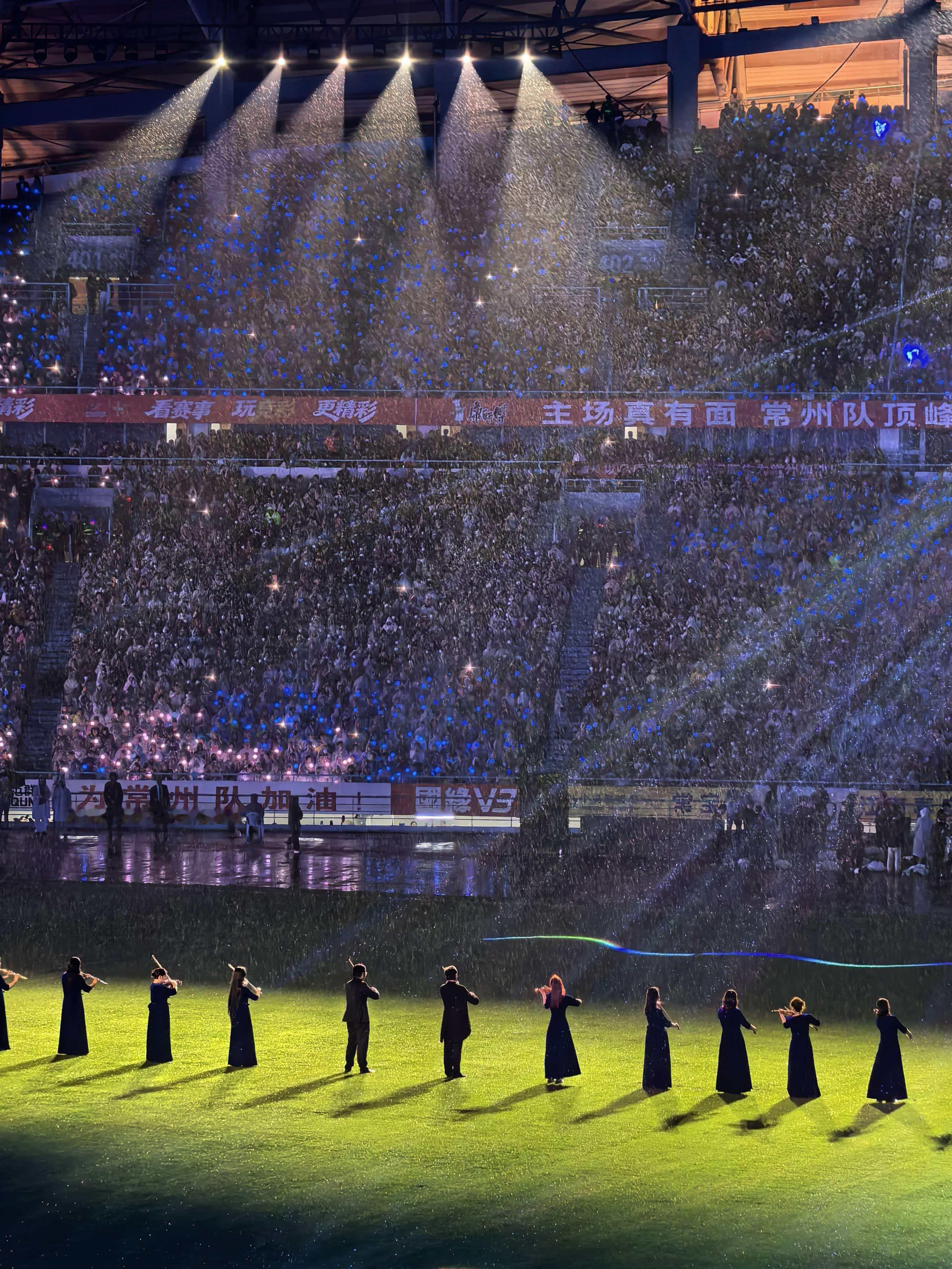 苏超揭幕战。中冠的水平却有着比肩世界杯的上座率，苏超是独一无二的发明。因凡蒂诺估