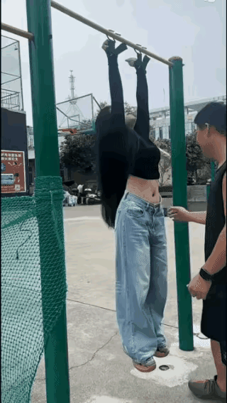 不能这样玩，容易脱臼，不安全