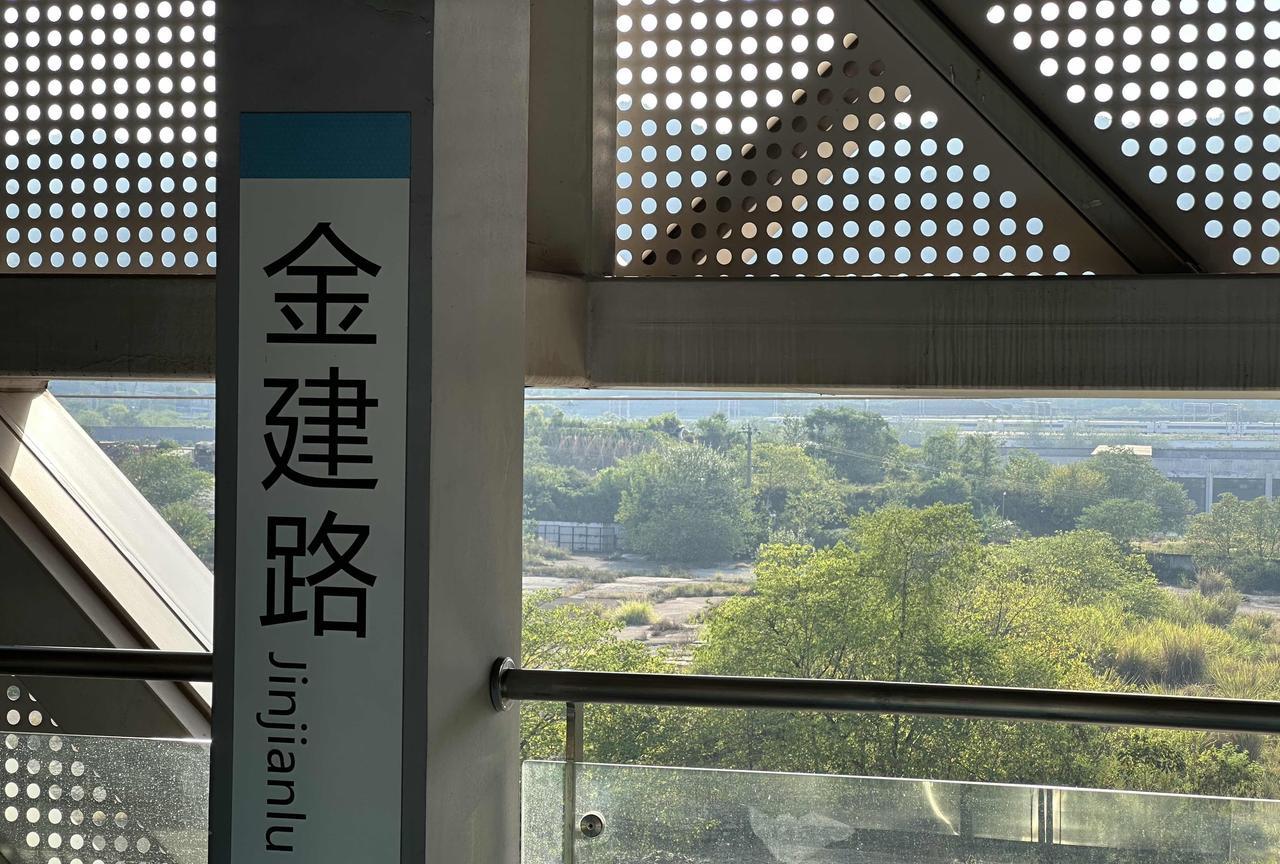 哎呀！宜家宜居曾经打算在重庆华岩新城建设一个重庆二店……但是，很早就黄了！8月3