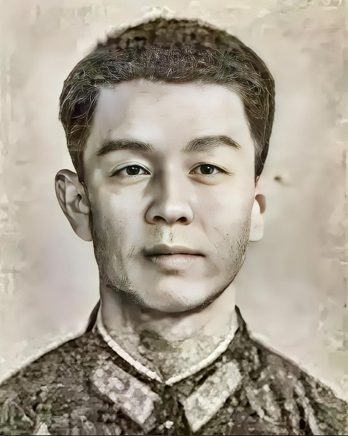 1979年，对越自卫反击战中，李庆海在护送师部首长突围后，又杀了回去，这时，一颗