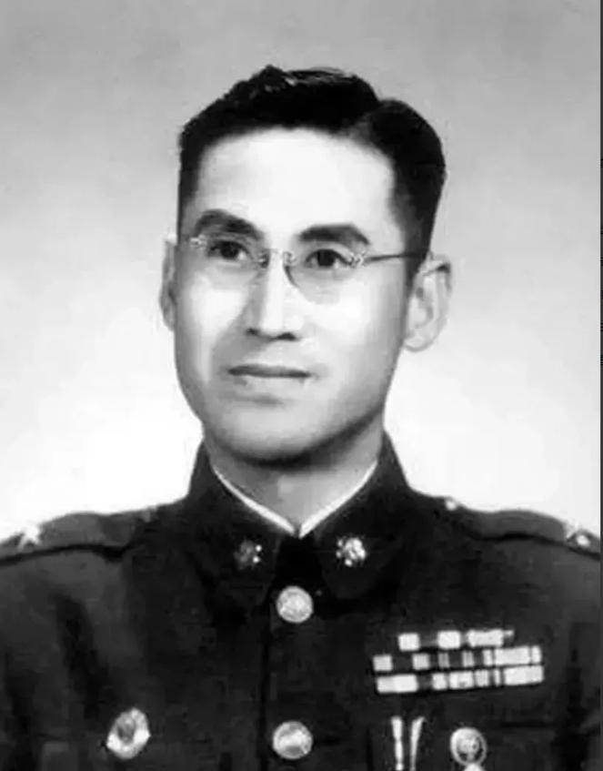 1947年，在国军卧底的共产党员叛变，他向是上级表明自己的身份，不料这位国民党的