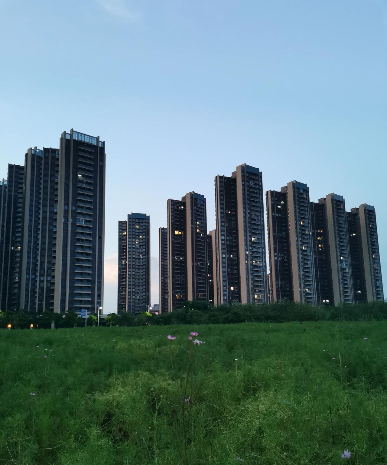 刚才刷到一篇文章，博主说他很小的时候，他父母就离婚了，离婚的原因是他爸爸出轨小三