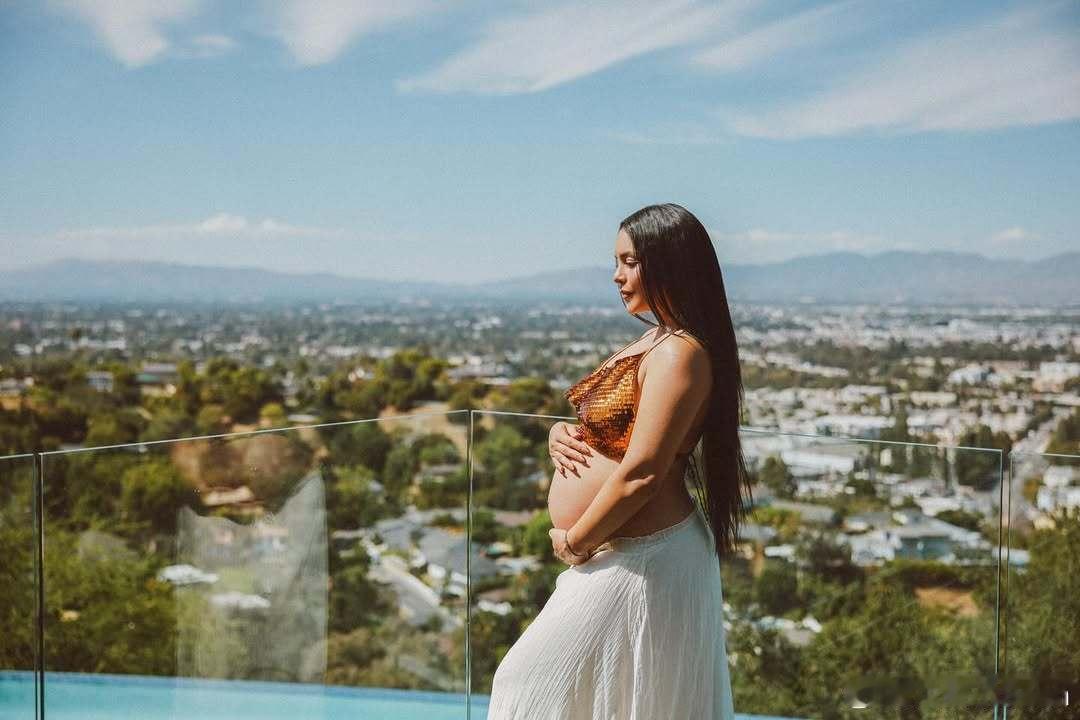 凡妮莎哈金斯分享新孕照，双手托抱轻抚着孕肚，母性十足