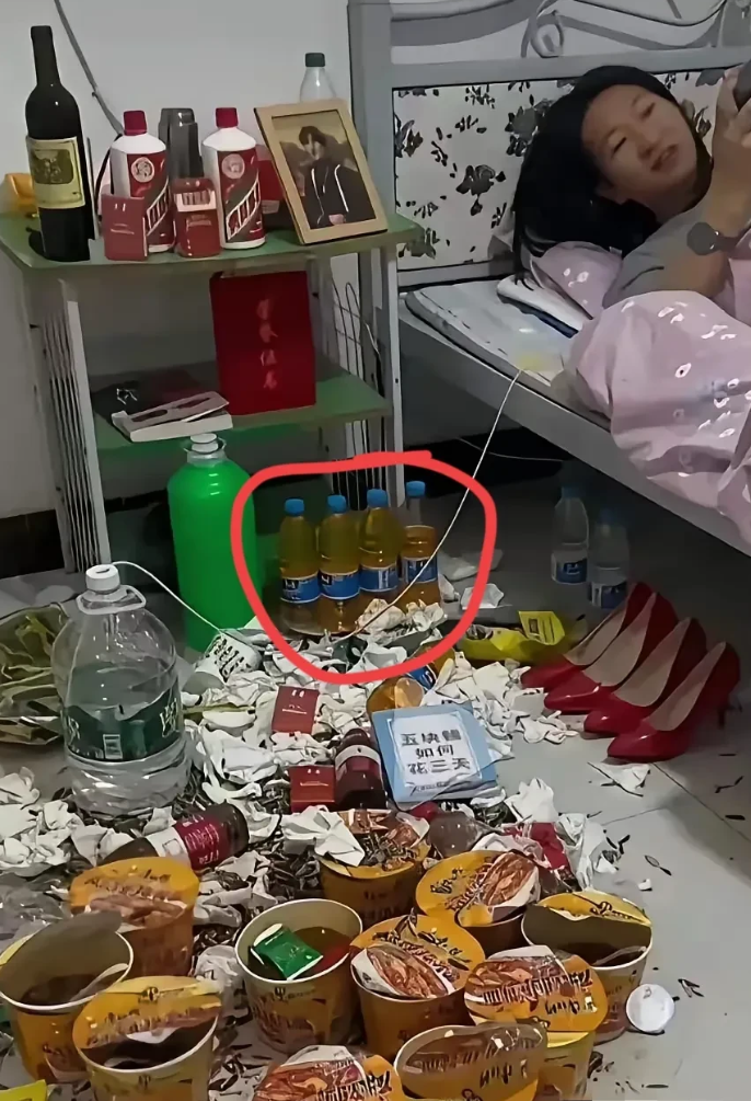 纳闷！她是咋尿进去的[doge][doge][doge]