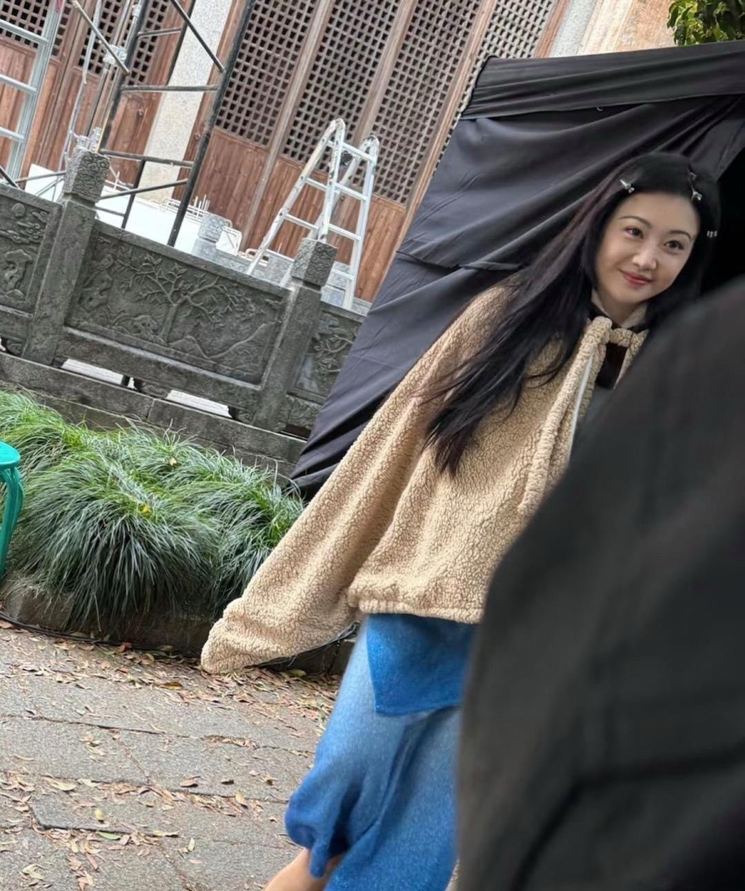 37岁景甜现身安徽小镇街头，穿得挺朴素，长发随意披在肩上。她皮肤白得发亮，身材圆润有曲线，表情娇俏灵