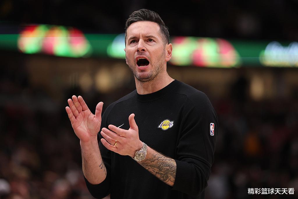 雷迪克说：“队内有人不愿意改变，说很长时间了，都不改变”。雷迪克说谁呢？很多球迷