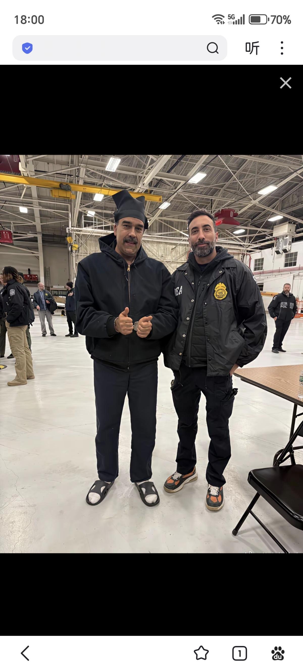 除了脚上穿的袜子和鞋子没变，这是马杜罗24小时内换的第十套服装，就好像他到美国走