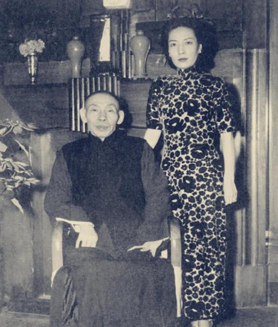 “我当时是一时糊涂，我求你再给我一次机会。”黄金荣跪在林桂生的房间门口，一把鼻涕