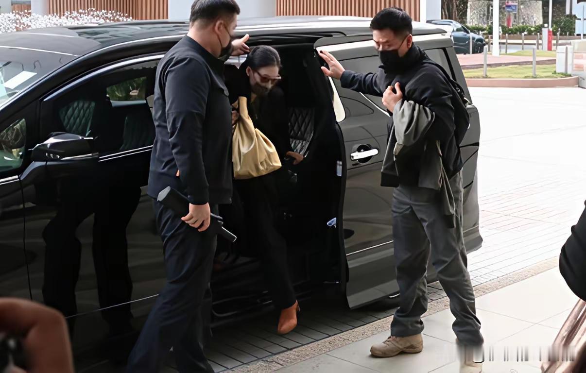 张柏芝的一个案件涉及4000万港元。居然开庭三次，长达11年。事实最明确的一点