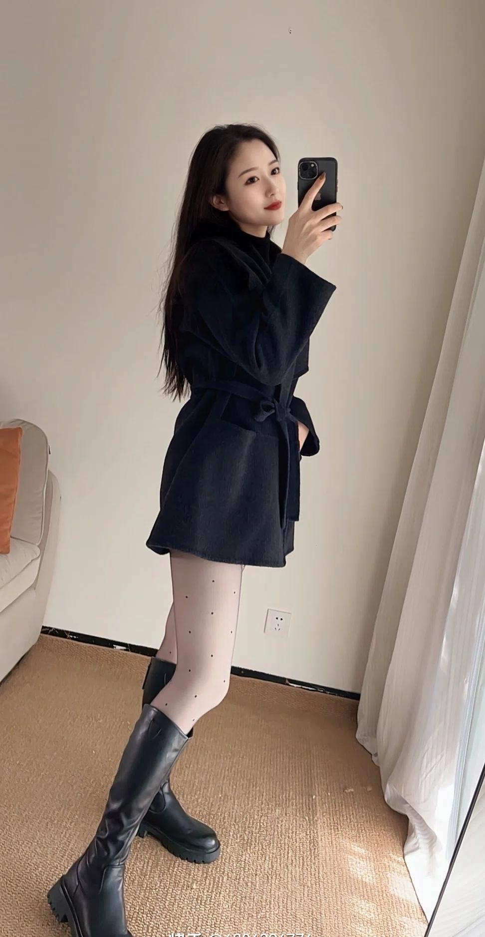 冬日穿搭指南：黑色大衣+波点丝袜+高筒靴，温暖又时尚！