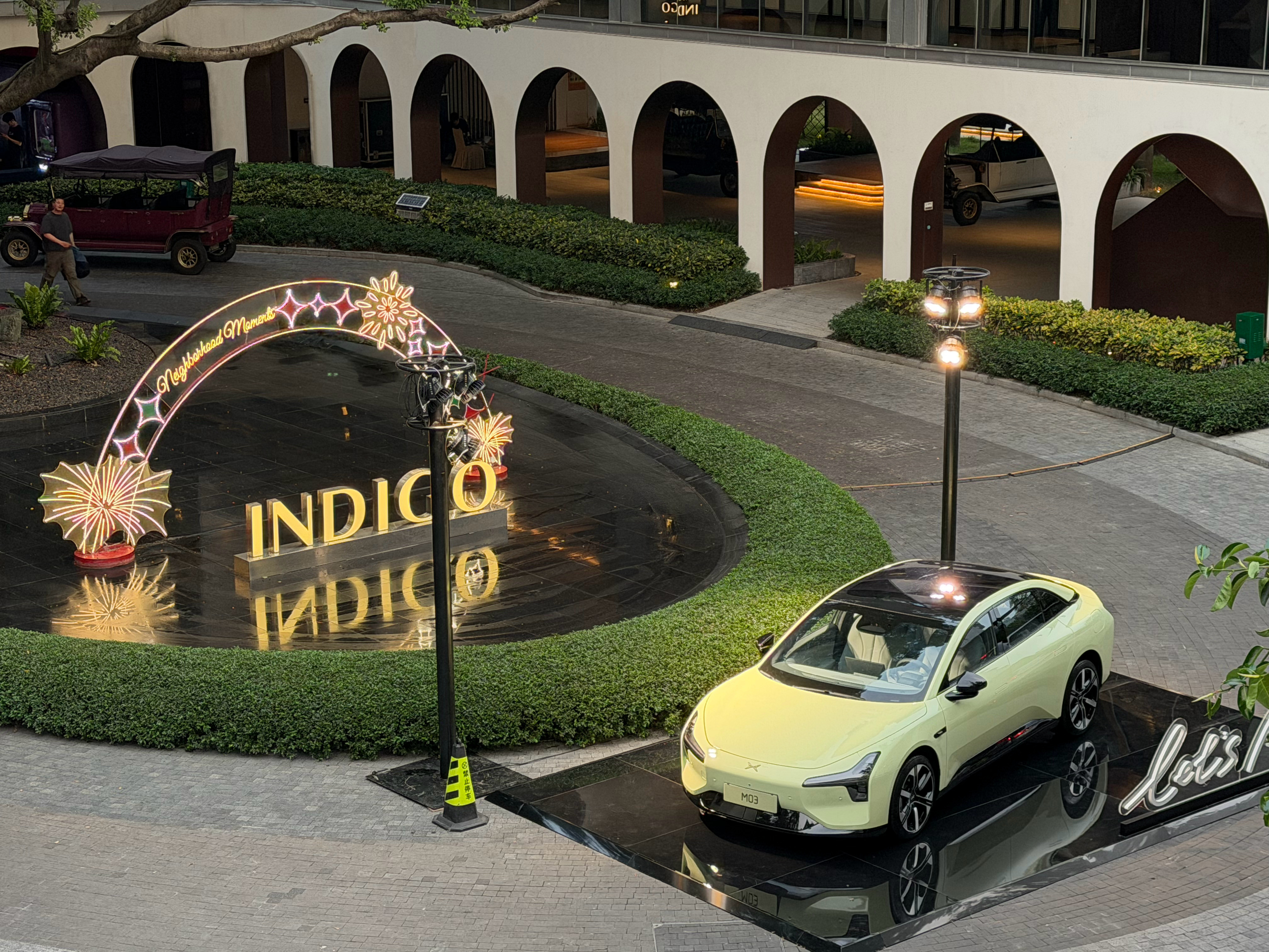 刚在酒店楼下看到了这台2026款小鹏MONAM03牛油果绿的实车。整车给人的感