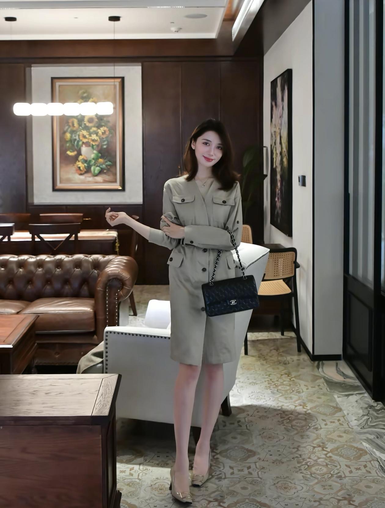 优雅职场风穿搭，复古咖啡馆里的时尚女郎