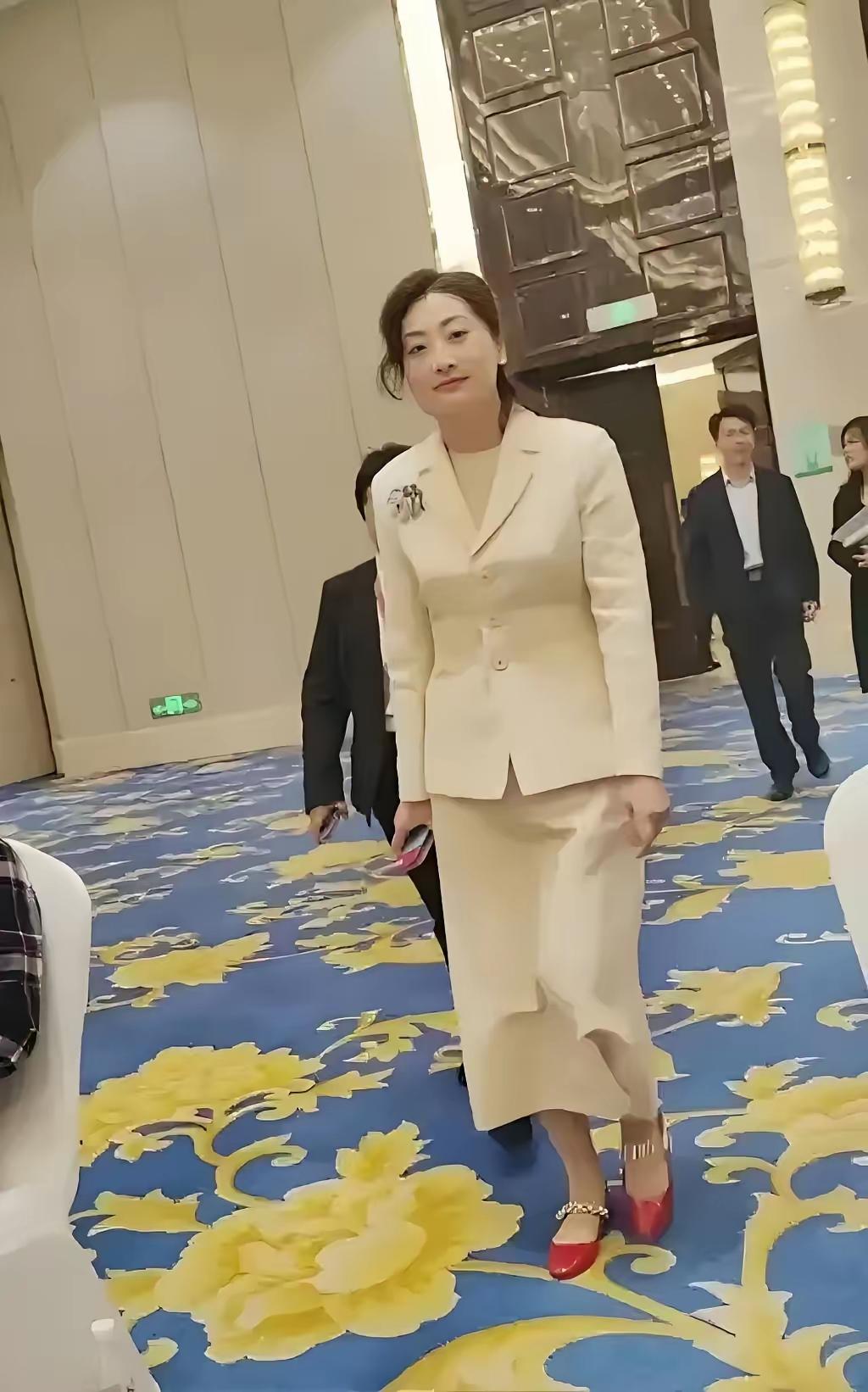 娃哈哈一纸公文：总经理帽落到许思敏头上，董事长椅子仍空。行业群里刷屏“配”。​