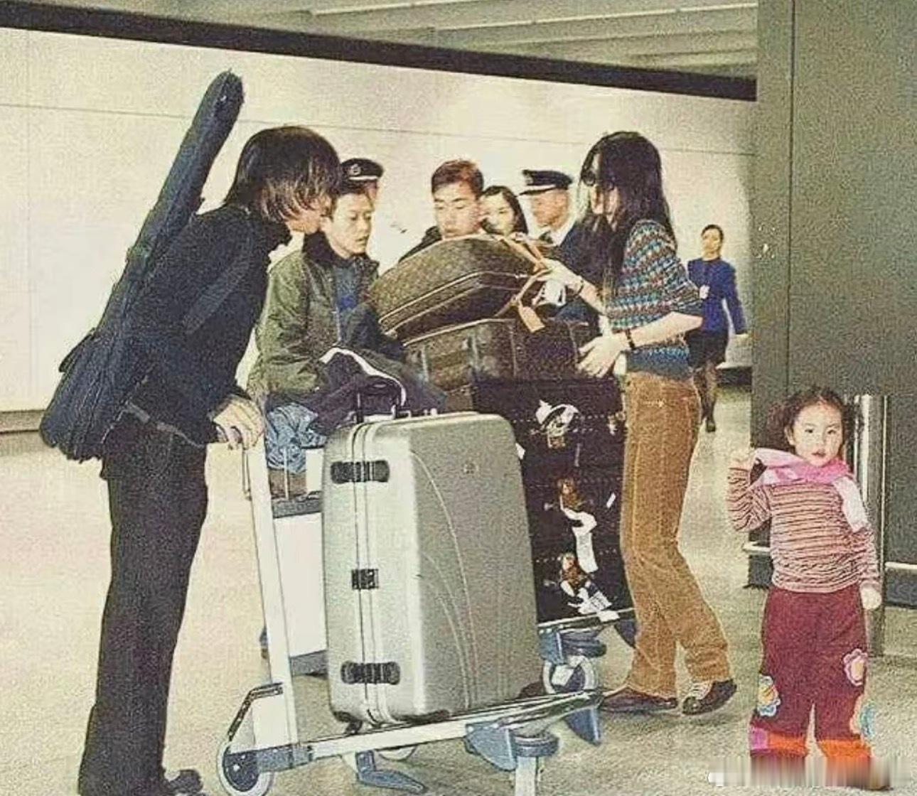 王菲离婚后照顾窦靖童，工作繁忙也带娃出行，和谢霆锋官宣之后，20岁的小谢叔叔也帮