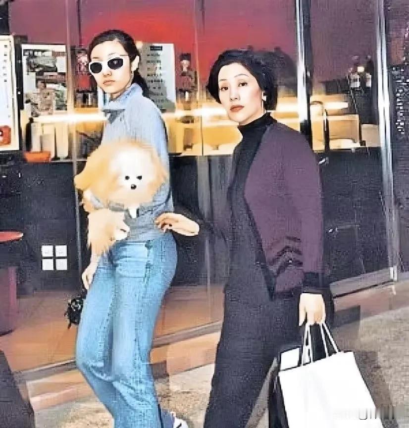 李嘉欣的妈妈年轻时应该也是一个大美女，看起来还很精明能干。而李嘉欣比起妈妈和