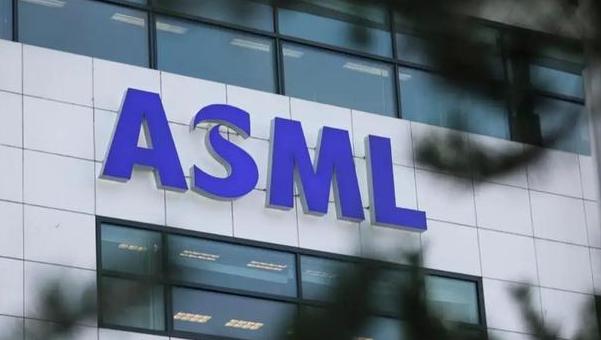 不向中国供货，代价来了！1月28日，全球光刻机巨头阿斯麦官宣裁员1700人，