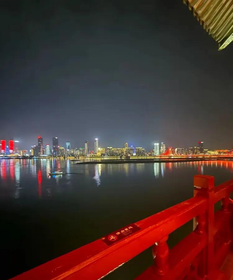 女子正在滕王阁拍照，突然，砰的一声，一黑影冲她砸来，她吓傻了，来不及反应，旁边的