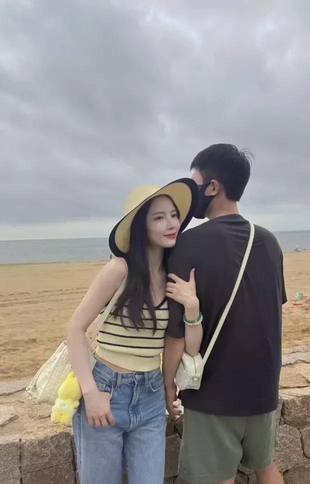 杜淳王灿带女儿阿那亚撒糖！海边搂胳膊甜到齁，女儿萌态抢镜，网友：这家人也太会宠了